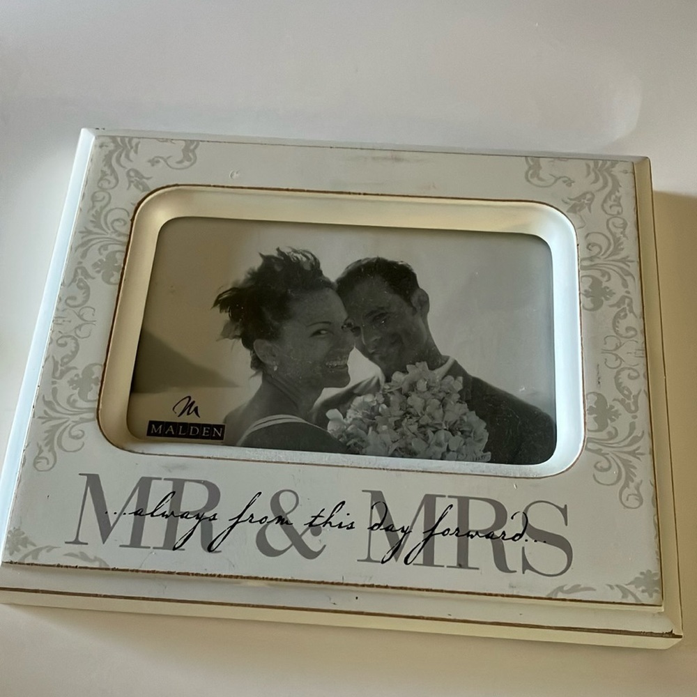 Wedding Photo Frame “Mr & Mrs” Malden International Designs 4” x 6”. Preowned